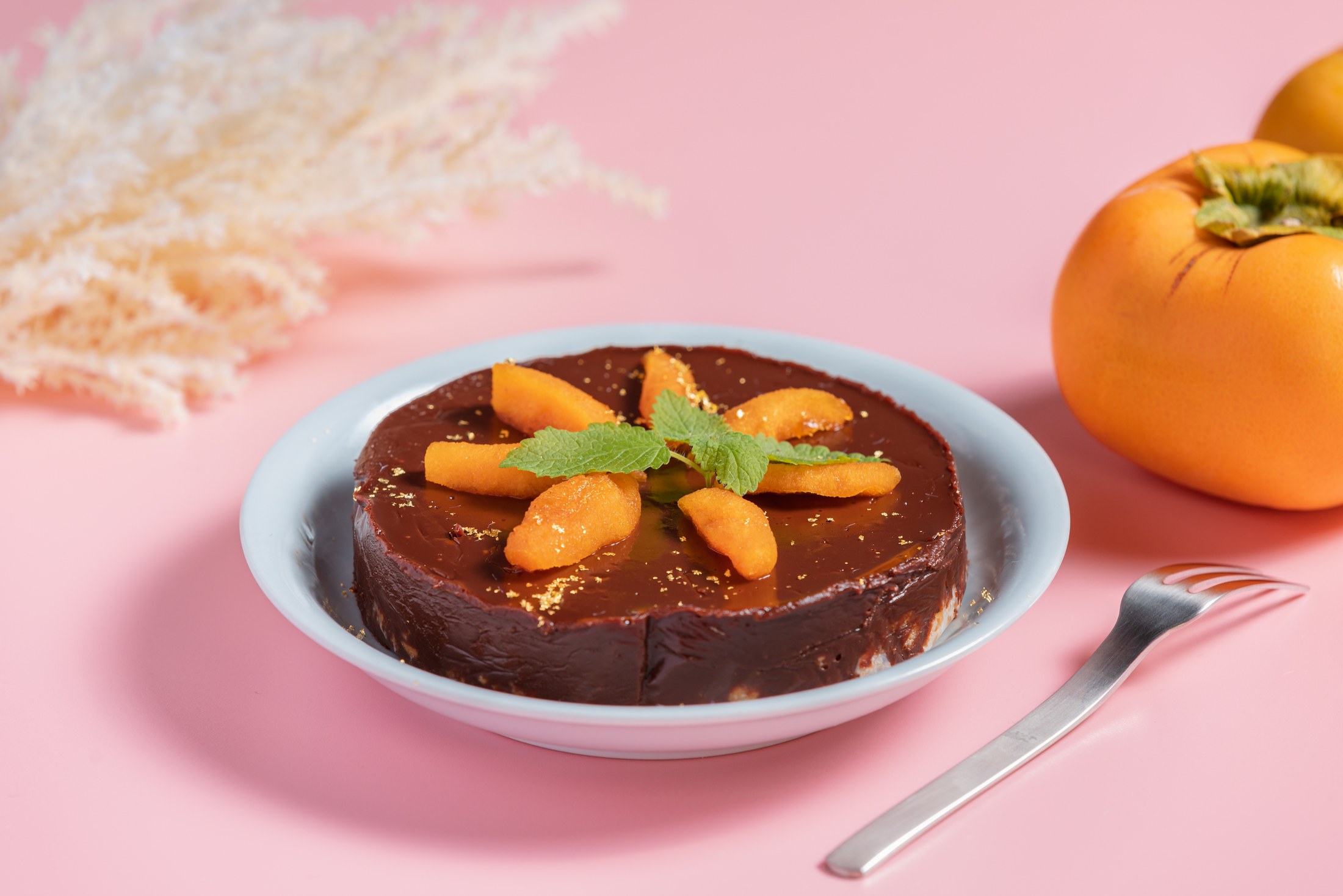 あんぽ柿を飾ったチョコレートケーキ