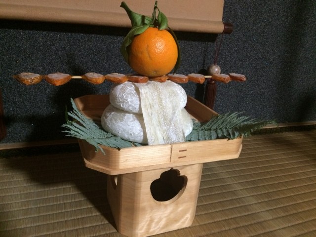 鏡餅の上に供えられた串柿