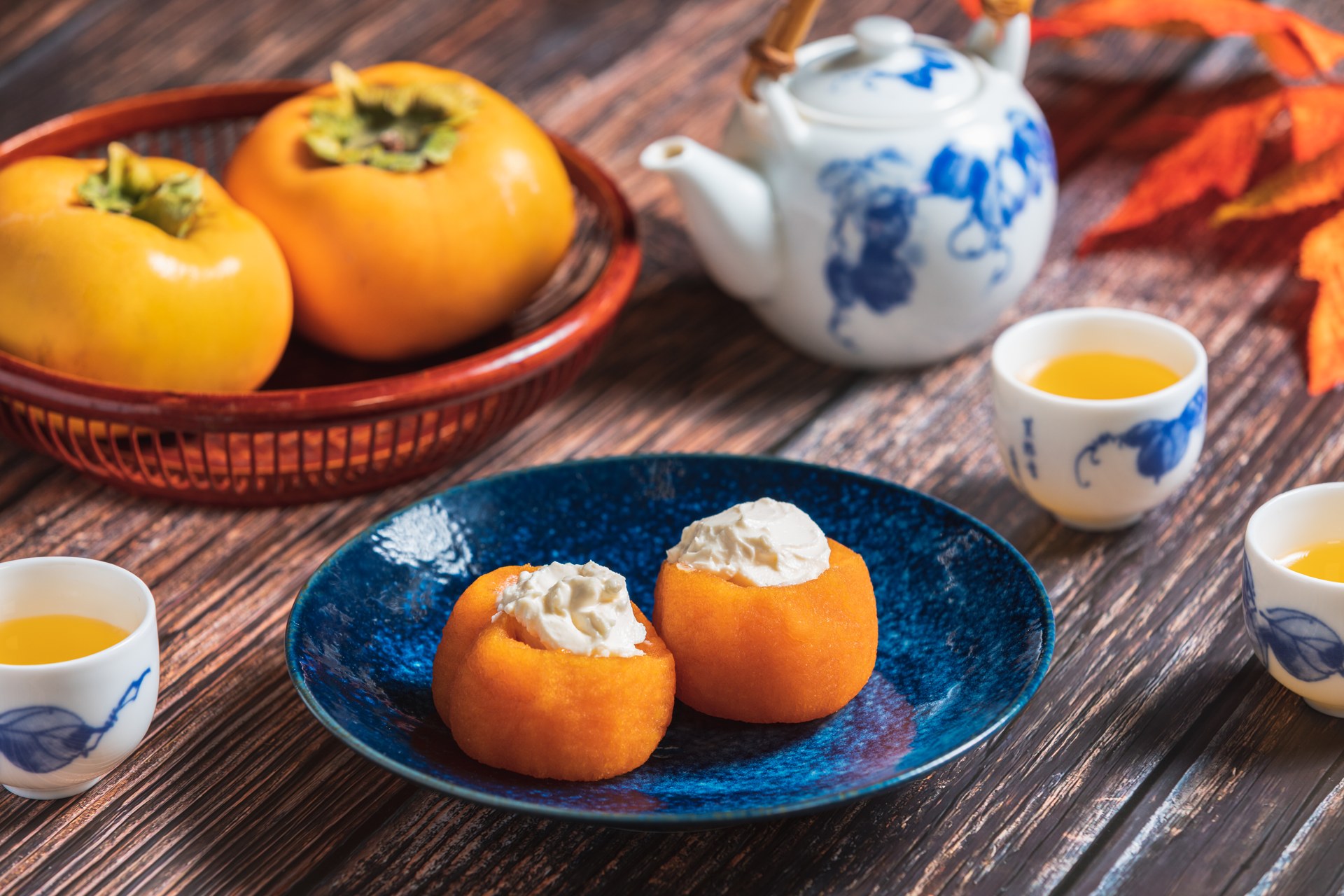 クリームを添えたあんぽ柿とお茶のある食卓
